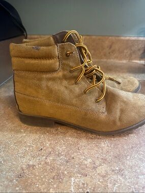 Womens Suede Lace-Up Ankle Boots in Tan